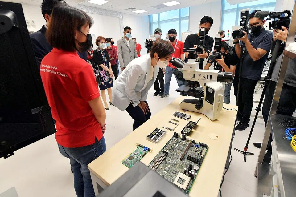 TINJAU KEMUDAHAN: Cik Josephine Teo (tengah) meninjau kemudahan dan teknologi di Pusat Bersepadu Nasional bagi Penilaian (NiCE), yang terletak di Research Techno Plaza di kampus NTU. - Foto BH oleh ALPHONSUS CHERN