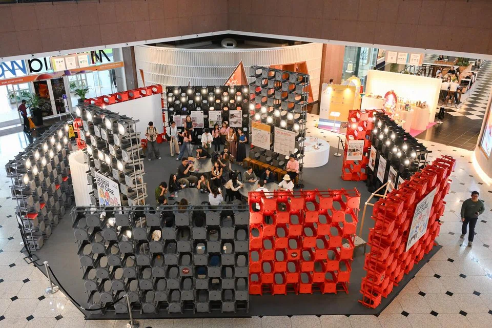 REKAAN UNIK: Salah satu pameran yang diadakan semasa Minggu Reka Bentuk Singapura termasuk ‘Design for Care’ oleh jurubina, Encik Randy Chan, di Marina Central.