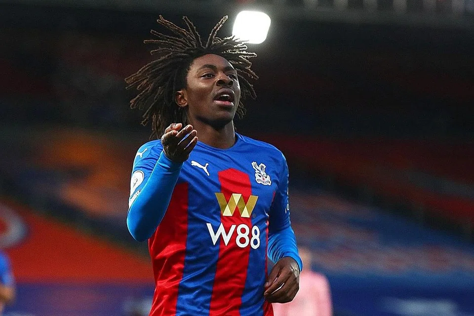 KELAB TIDAK TAHU: Eberechi Eze dilihat di dalam stadium bekas pasukannya, Queens Park Rangers, tanpa memakai pelitup, menyaksikan - tanpa pengetahuan kelabnya Crystal Palace - perlawanan Piala FA antara QPR dan Fulham Sabtu lalu. - Foto REUTERS