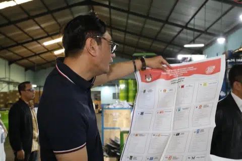 ARAH SIASAT: Suruhanjaya Pilihan Raya Umum (KPU) dalam persediaaan membuat percetakan kertas undi sedang Presiden Indonesia, Encik Joko Widodo mengarahkan penguat kuasa undang-undang supaya menyiasat transaksi dana haram bagi pembiayaan kempen Pilihan Raya Presiden 2024.