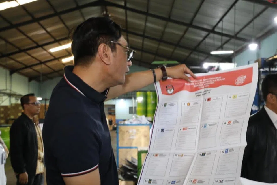 ARAH SIASAT: Suruhanjaya Pilihan Raya Umum (KPU) dalam persediaaan membuat percetakan kertas undi sedang Presiden Indonesia, Encik Joko Widodo mengarahkan penguat kuasa undang-undang supaya menyiasat transaksi dana haram bagi pembiayaan kempen Pilihan Raya Presiden 2024.