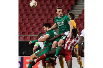 PERLU TINGKAT SEMULA KECERGASAN: Diogo Jota (jersi hijau, tiga dari kanan) bersaing merebut bola dengan Ousseynou Ba (jersi belang, merah/putih, kanan) daripada Olympiakos dalam perlawanan pusingan ke-16 terakhir Liga Europa pada 13 Mac. Perlawanan itu dimainkan dalam Stadium Karaiskakis di Piraeus, yang kosong. Penonton tidak dibenarkan menyaksikan perlawanan itu di stadium sebagai langkah pencegahan Covid-19. - Foto AFP