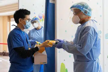 TANDA PENGHARGAAN: Subway mengagihkan sandwic kepada kakitangan dan relawan di pusat vaksinasi dan ujian serta NCID dalam satu insiatif masyarakat bermula kelmarin. - Foto SUBWAY SINGAPORE