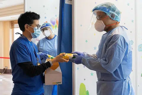 TANDA PENGHARGAAN: Subway mengagihkan sandwic kepada kakitangan dan relawan di pusat vaksinasi dan ujian serta NCID dalam satu insiatif masyarakat bermula kelmarin. - Foto SUBWAY SINGAPORE