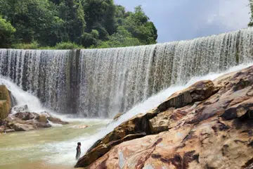 Uniknya Air Terjun Lubuk Timah di Simpang Pulai, Perak, ialah ia mempunyai air terjun dan sungai yang sejuk airnya serta kolam air panas di pinggir sungai itu. Air terjun itu turun dari kiri dan kanan sebuah tembok binaan seperti empangan. Air yang mengalir dari tembok itu pula bagaikan Air Terjun Niagara.
