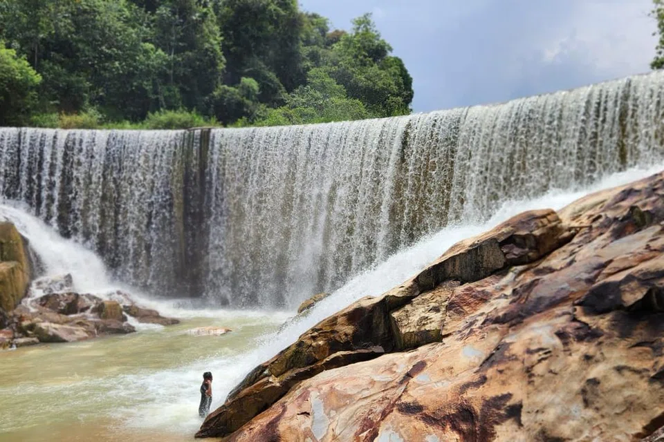 Uniknya Air Terjun Lubuk Timah di Simpang Pulai, Perak, ialah ia mempunyai air terjun dan sungai yang sejuk airnya serta kolam air panas di pinggir sungai itu. Air terjun itu turun dari kiri dan kanan sebuah tembok binaan seperti empangan. Air yang mengalir dari tembok itu pula bagaikan Air Terjun Niagara.