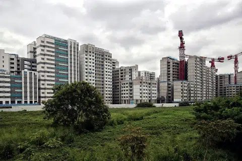 MASIH BELUM SIAP: Flat BTO di Tampines GreenCourt masih dalam proses pembinaan dan pemilik dijangka menerima kunci flat mereka pada tahun depan setelah tarikh siap ditangguh buat kali kedua. - Foto fail