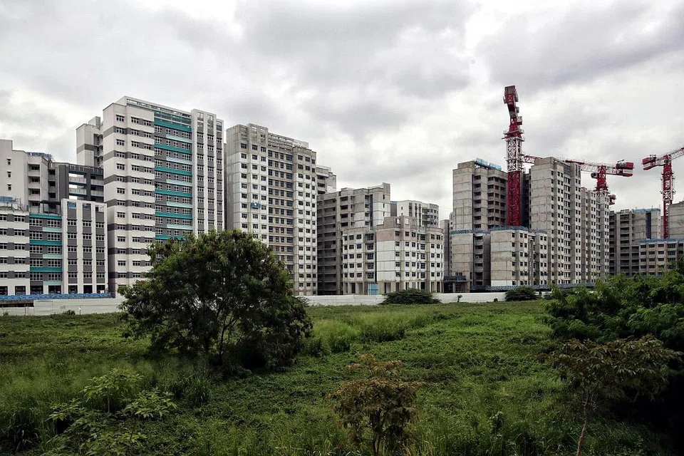 MASIH BELUM SIAP: Flat BTO di Tampines GreenCourt masih dalam proses pembinaan dan pemilik dijangka menerima kunci flat mereka pada tahun depan setelah tarikh siap ditangguh buat kali kedua. - Foto fail