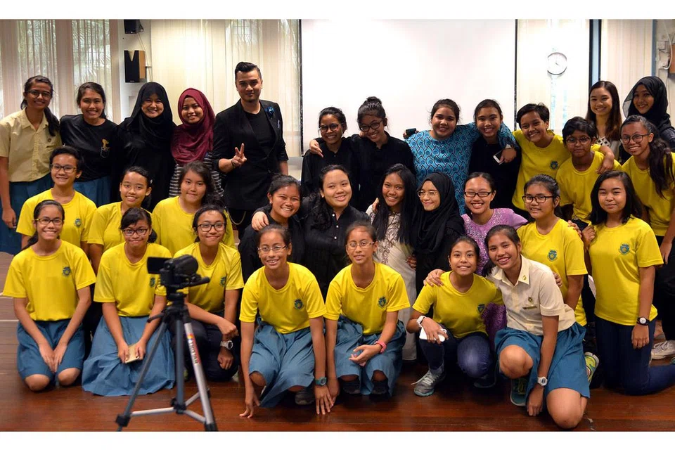 SEPETANG BERSAMA: Pelajar Sekolah Menengah Crescent Girls' mendapat inspirasi daripada kisah cabaran dan pencapaian penyanyi dan cef selebriti, Datuk Fazley Yaakob, dalam acara 'Sepetang Bersama Tetamu Undangan...'. - Foto-foto SHAKIR SAIFUDDIN 