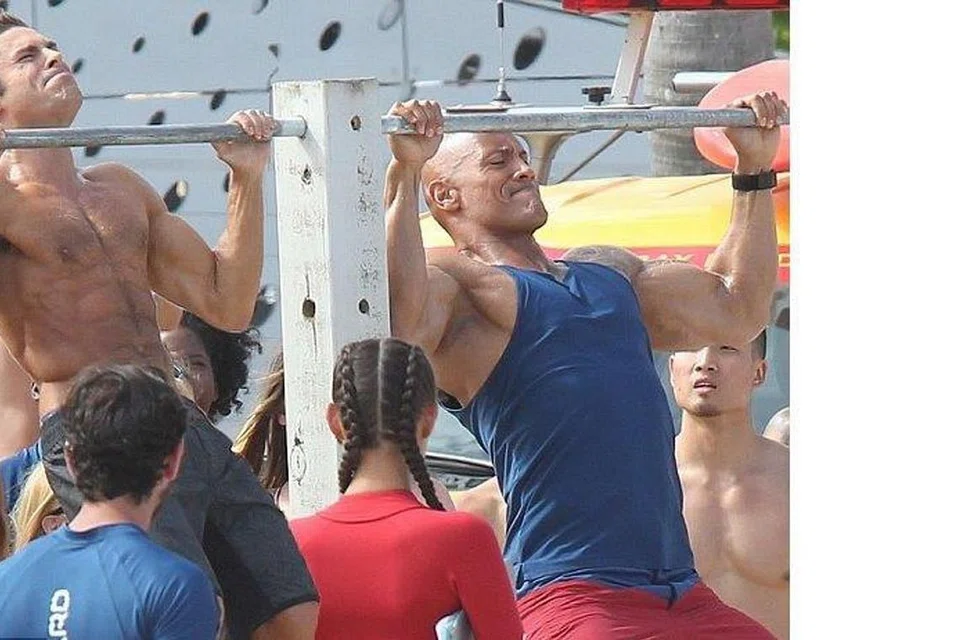 SALING BERSAING: Inilah salah satu persaingan persahabatan antara Zac Efron (kiri) dengan Dwayne Johnson atau 'The Rock' semasa menjalani penggambaran filem Baywatch baru-baru ini. - ZAC ERON INSTAGRAM