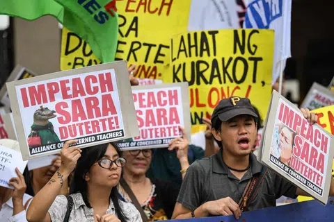 Penunjuk perasaan menggesa Naib Presiden Filipina, Sara Duterte, disingkirkan daripada jawatan ketika berhimpun di luar Dewan Perwakilan di Quezon City, Metro Manila pada 2 Mac 2026. Sebuah jawatankuasa Kongres Filipina memulakan prosiding siasatan pada hari sama yang berpotensi menjejaskan peluang Sara Duterte untuk bertanding dalam pilihan raya presiden pada masa depan.