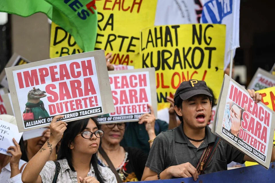Penunjuk perasaan menggesa Naib Presiden Filipina, Sara Duterte, disingkirkan daripada jawatan ketika berhimpun di luar Dewan Perwakilan di Quezon City, Metro Manila pada 2 Mac 2026. Sebuah jawatankuasa Kongres Filipina memulakan prosiding siasatan pada hari sama yang berpotensi menjejaskan peluang Sara Duterte untuk bertanding dalam pilihan raya presiden pada masa depan.