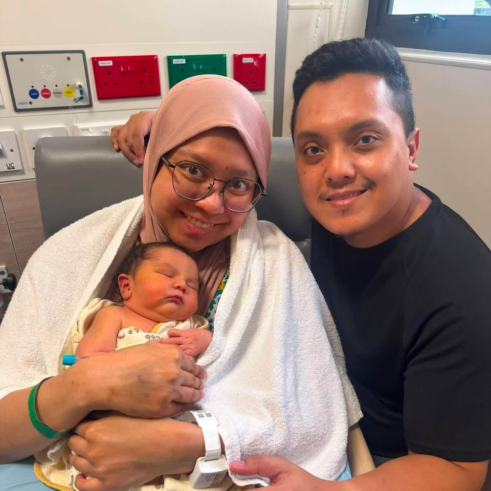 Encik Amirul Suhaimi (kanan) dan isterinya, Cik Marliyanah Syahidah Samsi (kiri), kini meniti fasa baharu sebagai ibu bapa selepas menyambut kelahiran cahaya mata sulung mereka, Akiff Muaz Amirul, pada 21 Julai.