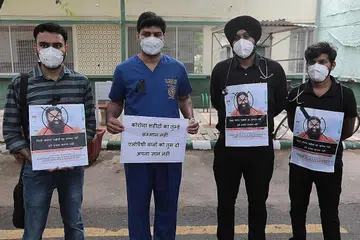 BANTAHAN DOKTOR: Empat daripada ribuan doktor di India yang membantah dakwaan guru yoga, Baba Ramdev yang mendakwa perubatan moden sebagai 'bodoh dan kegagalan sains'. Ramdev juga mendakwa ribuan orang mati akibat perubatan konvensional. - Foto-foto EPA-EPE, AFP