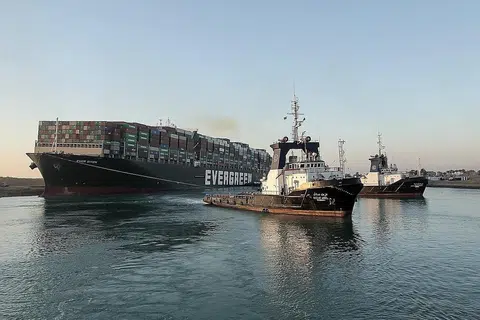 MULA DIAPUNGKAN: Kapal kontena yang menghalang Terusan Suez sejak hampir seminggu lalu mula diapungkan semalam sekali gus meningkatkan harapan laluan perdagangan global yang penting itu dapat segera dibuka semula. - Foto AFP