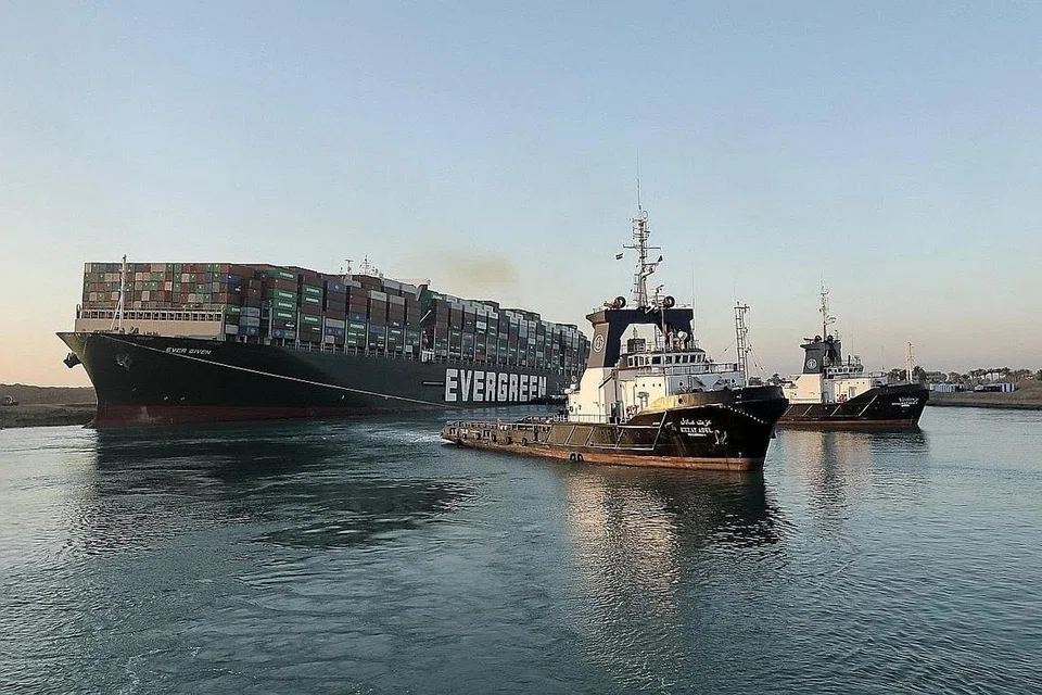 MULA DIAPUNGKAN: Kapal kontena yang menghalang Terusan Suez sejak hampir seminggu lalu mula diapungkan semalam sekali gus meningkatkan harapan laluan perdagangan global yang penting itu dapat segera dibuka semula. - Foto AFP
