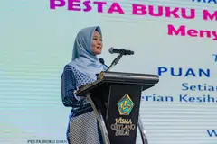 SANTUNI REMAJA: Cik Rahayu Mahzam mengalu-alukan usaha seperti pesta buku ini untuk menggalakkan penggunaan bahasa Melayu dalam kalangan kanak-kanak dan remaja di Singapura.