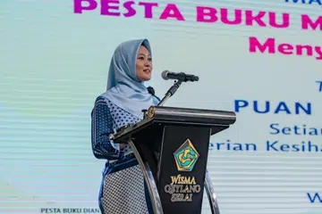 SANTUNI REMAJA: Cik Rahayu Mahzam mengalu-alukan usaha seperti pesta buku ini untuk menggalakkan penggunaan bahasa Melayu dalam kalangan kanak-kanak dan remaja di Singapura.
