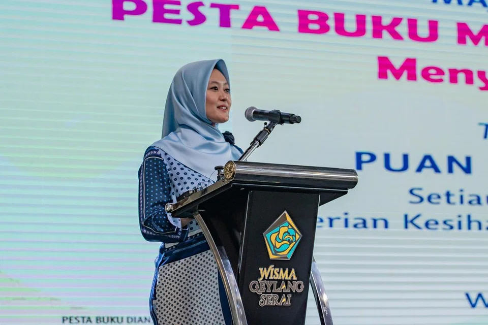 SANTUNI REMAJA: Cik Rahayu Mahzam mengalu-alukan usaha seperti pesta buku ini untuk menggalakkan penggunaan bahasa Melayu dalam kalangan kanak-kanak dan remaja di Singapura.