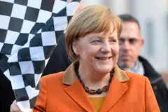 PIMPIN PARTI: Dalam gambar yang diambil pada Khamis lalu, Cik Angela Merkel yang merupakan pengerusi Parti Christian Democratic Union (CDU) mengibarkan bendera sebagai menandakan masuknya tempoh 72 jam terakhir kempen pilihan raya negeri di Saarland. - Foto AFP