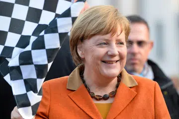 PIMPIN PARTI: Dalam gambar yang diambil pada Khamis lalu, Cik Angela Merkel yang merupakan pengerusi Parti Christian Democratic Union (CDU) mengibarkan bendera sebagai menandakan masuknya tempoh 72 jam terakhir kempen pilihan raya negeri di Saarland. - Foto AFP