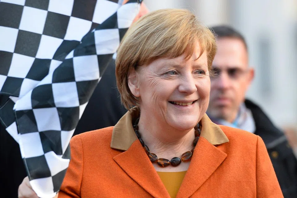 PIMPIN PARTI: Dalam gambar yang diambil pada Khamis lalu, Cik Angela Merkel yang merupakan pengerusi Parti Christian Democratic Union (CDU) mengibarkan bendera sebagai menandakan masuknya tempoh 72 jam terakhir kempen pilihan raya negeri di Saarland. - Foto AFP