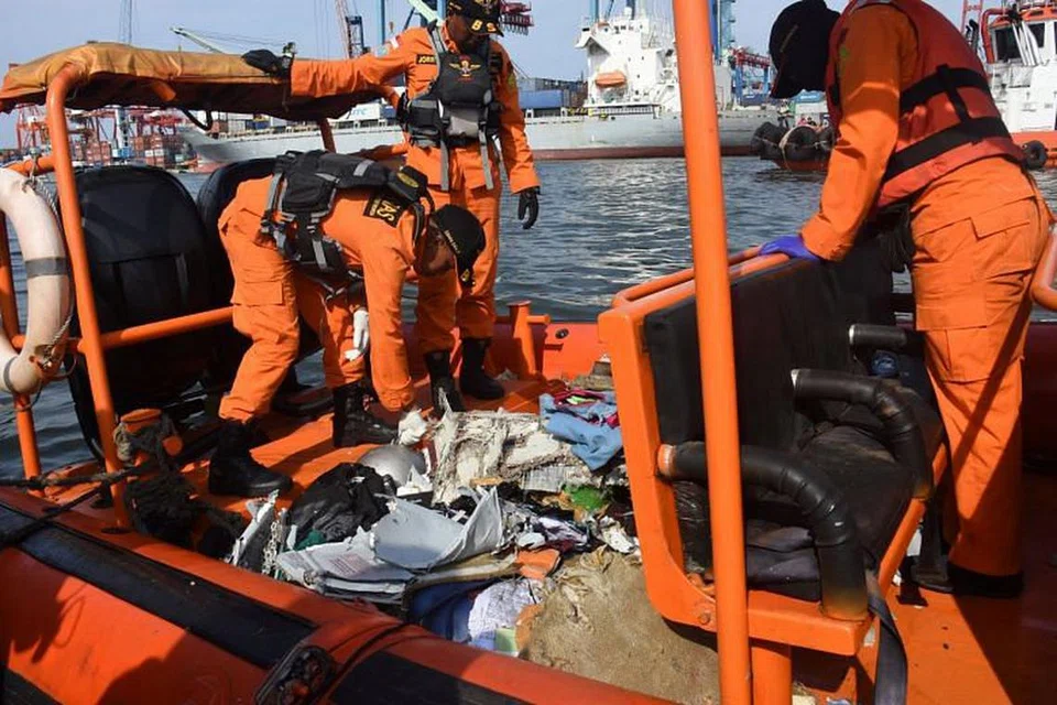 Anggota pasukan penyelamat mengumpul serpihan pesawat Lion Air yang terhempas di laut semalam. Foto: REUTERS 