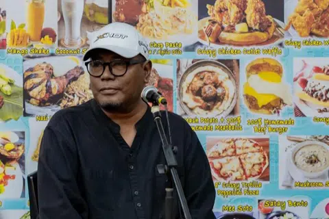MASIH DITIDURKAN: Penyanyi popular era 1980-an, Ibnor Riza, 62 tahun, yang ditidurkan untuk menjalani pembedahan membuang air pada kepala, pada 2 Disember (Sabtu malam), dilaporkan dalam keadaan baik, dengan diletakkan di bawah pemantauan ketat doktor.