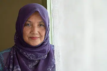 HASRAT MURNI: Cik Hartinah Ahmad bertekad untuk terus menulis, terutamanya tentang perkara yang telah lalu agar kisah serta individu yang dipaparkan itu dapat disampaikan kepada generasi akan datang untuk dijadikan pengajaran. - Foto BH oleh LIM YAOHUI