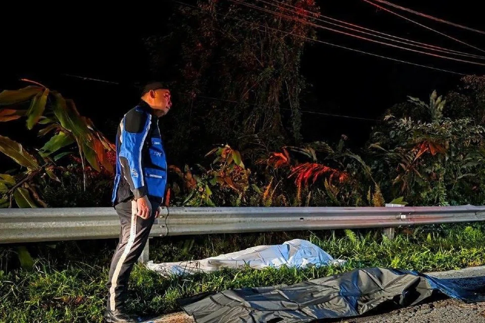 Mayat dua sepupu yang maut selepas kenderaan dinaiki mereka terbabas lalu terjatuh ke gaung di Jalan Penampang-Tambunan, dekat Kampung Moyog, Penampang 28 Mei malam.