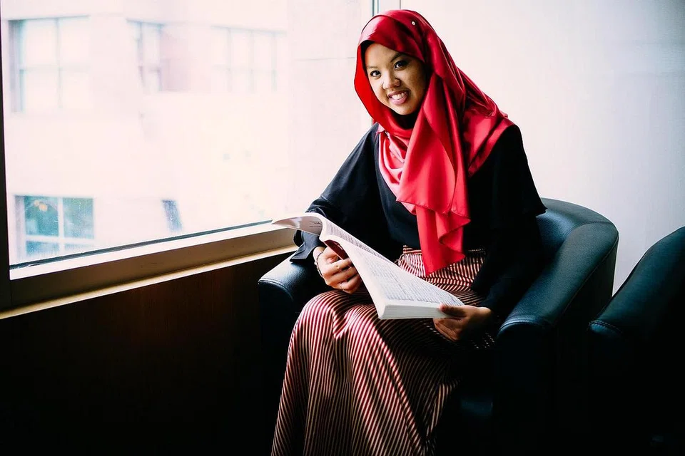 PERJALANAN SEORANG IBU: Cik Syafiqah 'Adha Mohamed Sallehin, penggubah dan pemuzik Singapura mencipta karya simfoni sembilan minit yang mencerminkan perjalanannya sebagai seorang ibu. - Foto JEFF LOW