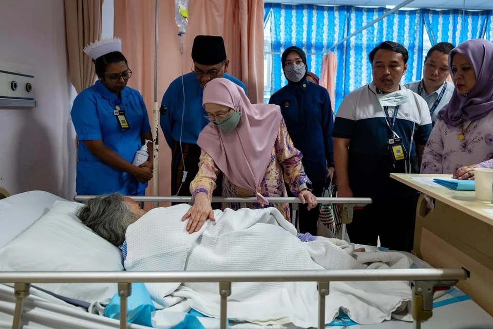 Isteri Perdana Menteri Malaysia, Datuk Seri Dr Wan Azizah Wan Ismail (tiga dari kiri), melawat mangsa kebakaran di Hospital Serdang pada 2 April.