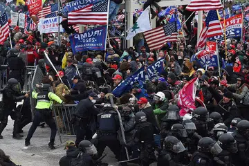 NYAWA TERANCAM: Pegawai polis terpaksa pertaruhkan nyawa demi mempertahankan Bangunan Capitol daripada rusuhan penyokong Encik Trump pada 6 Januari lalu. - Foto AFP