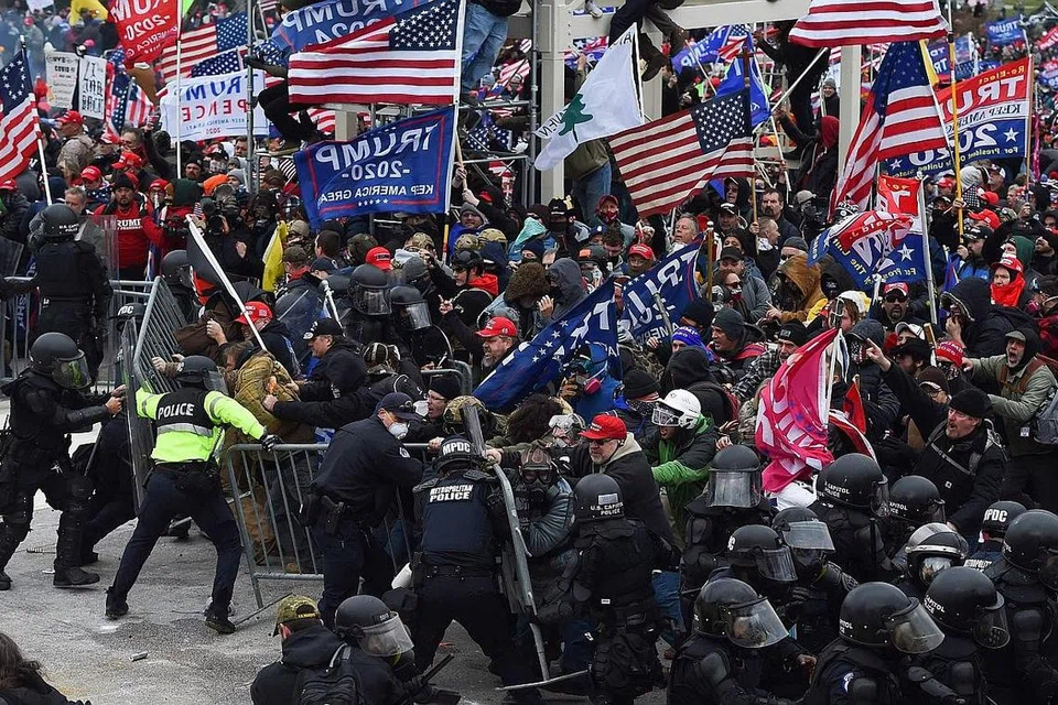 NYAWA TERANCAM: Pegawai polis terpaksa pertaruhkan nyawa demi mempertahankan Bangunan Capitol daripada rusuhan penyokong Encik Trump pada 6 Januari lalu. - Foto AFP