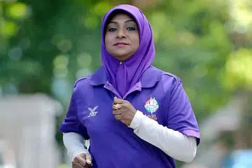 CIK ASMA: Dijangka bawa obor sejauh 280 meter. Cik Asma bangga dapat mewakili kaum Muslimah dan ibu dalam Larian Obor Sukan Sea ke-28. - Foto MOHD KHALID BABA