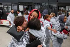 Aktivis Flotilla Global Sumud ke Gaza yang ditahan oleh tentera Israel selepas kapal mereka dipintas di perairan antarabangsa di Mediterranean, berpelukan sejurus tiba di Lapangan Terbang Istanbul, Turkey, pada 21 Mei 2026