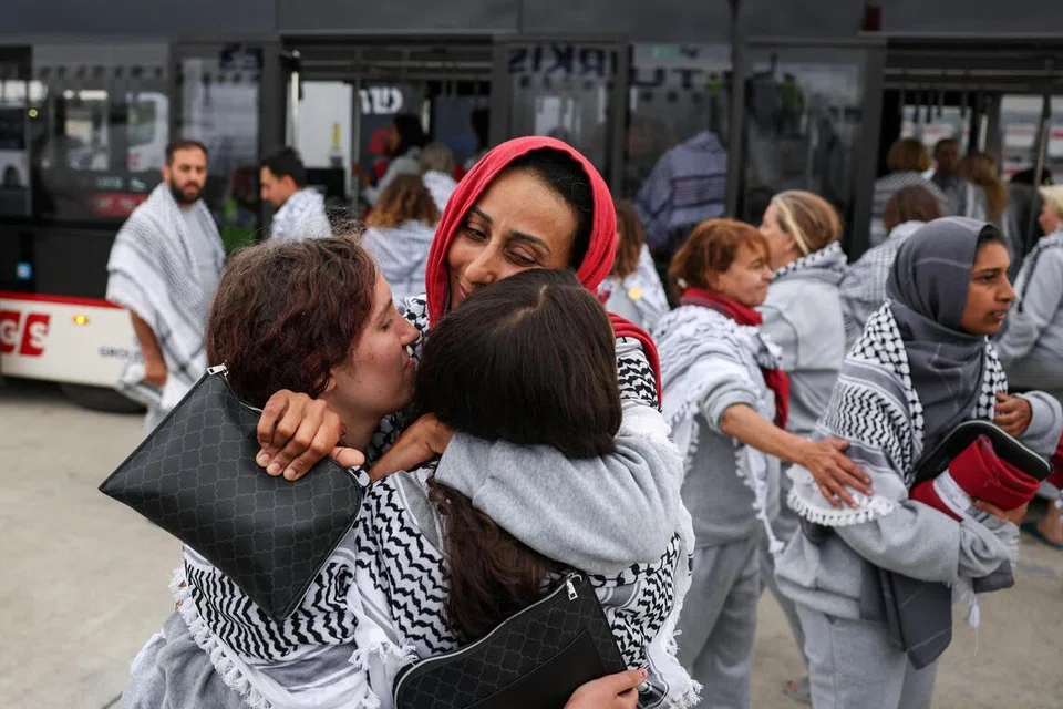 Aktivis Flotilla Global Sumud ke Gaza yang ditahan oleh tentera Israel selepas kapal mereka dipintas di perairan antarabangsa di Mediterranean, berpelukan sejurus tiba di Lapangan Terbang Istanbul, Turkey, pada 21 Mei 2026