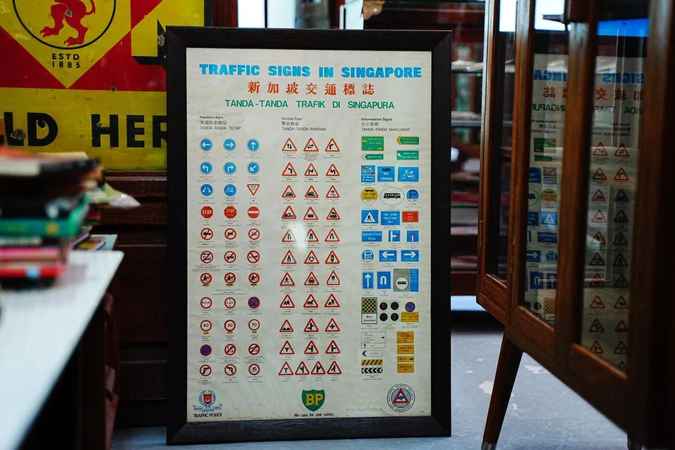 Sekeping poster memaparkan tanda-tanda trafik di Singapura dari era 1970-an yang pernah digunakan oleh pasukan Polis Trafik (TP). 