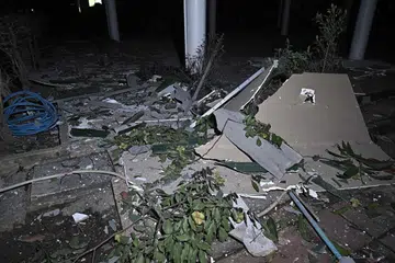 Sisa runtuhan kelihatan bertaburan di perkarangan Hospital Phanom Dong Rak yang mengalami kerosakan selepas terkena tembakan meriam dari Kemboja, di wilayah sempadan Thailand, Surin, pada 24 Julai 2025. Thailand melancarkan serangan udara ke atas sasaran ketenteraan Kemboja pada hari yang sama selepas pihak Kemboja melepaskan roket dan tembakan artileri yang mengorbankan sekurang-kurangnya 11 orang awam, sekali gus mencetuskan peningkatan dramatik dalam pertikaian sempadan yang telah berlarutan lama antara kedua-dua negara jiran ini. 