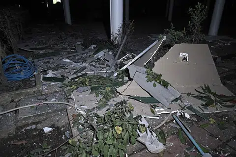 Sisa runtuhan kelihatan bertaburan di perkarangan Hospital Phanom Dong Rak yang mengalami kerosakan selepas terkena tembakan meriam dari Kemboja, di wilayah sempadan Thailand, Surin, pada 24 Julai 2025. Thailand melancarkan serangan udara ke atas sasaran ketenteraan Kemboja pada hari yang sama selepas pihak Kemboja melepaskan roket dan tembakan artileri yang mengorbankan sekurang-kurangnya 11 orang awam, sekali gus mencetuskan peningkatan dramatik dalam pertikaian sempadan yang telah berlarutan lama antara kedua-dua negara jiran ini. 
