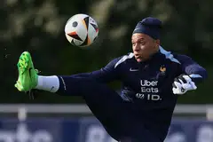 Penyerang Perancis, Kylian Mbappe, mengawal bola semasa latihan bersama pasukan negaranya menjelang pertandingan Euo 2024. 