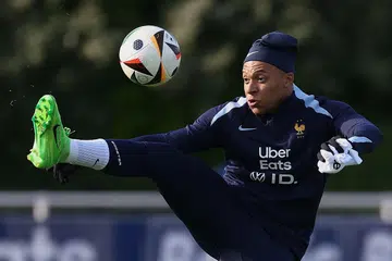 Penyerang Perancis, Kylian Mbappe, mengawal bola semasa latihan bersama pasukan negaranya menjelang pertandingan Euo 2024. 
