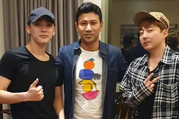 FAHAMI CITA RASA SELEBRITI KOREA: Encik Adam Rashid (tengah) menghasilkan jaket berwarna dan bercorak buat 'boyband' Korea, GTI , yang terdiri daripada Sibonggyun (kiri) dan Kim Dong-kyun. - Foto ihsan ADAM RASHID