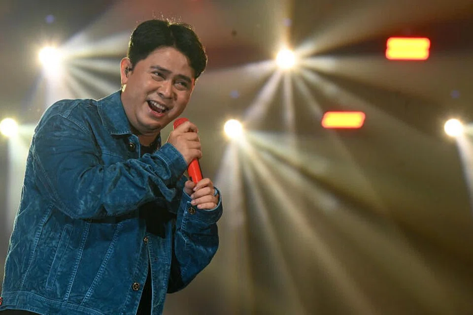 CAKRA KHAN: Miliki suara unik serak-serak basah serta keupayaan mencetus rasa sedih dan penyesalan dalam diri pendengar setiap kali melontar suara.