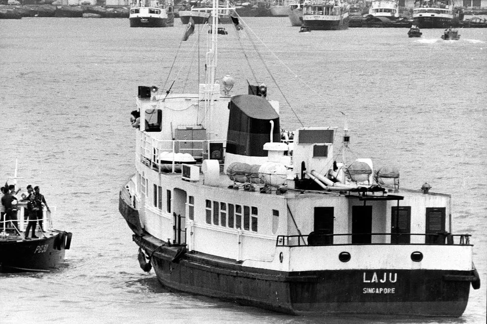 INSIDEN RAMPASAN FERI LAJU: Pada Januari 1974 beberapa anggota kumpulan pengganas Tentera Merah Jepun (JRA) dan Barisan Popular Pembebasan Palestin (PFLP) telah menyerang pusat Shell Oil di Pulau Bukom. Apabila serangan itu gagal, mereka merampas feri Laju dengan mengambil lima kru sebagai tebusan. Mereka dijamin perjalanan selamat ke Yaman Selatan sebagai sebahagian perjanjian yang dimeterai kerajaan Jepun setelah kumpulan JRA/PFLP menyerang Kedutaan Jepun di Kuwait dan mengancam membunuh pegawai di sana. Seramai 13 pegawai Singapura, termasuk Encik Nathan, menemani perampas itu ke Kuwait menaiki pesawat Japan Air Lines sebagai jaminan perjalanan selamat. - Foto-foto fail