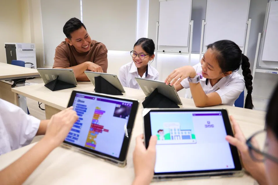 Satu kajian sejagat baru-baru ini menunjukkan pelajar Singapura mempunyai tahap kemahiran berfikir di peringkat tinggi (higher-order thinking skills) dan pengetahuan persekitaran yang cemerlang, namun adalah penting bagi pelajar juga terus berfikir secara sejagat, kata Menteri di Pejabat Perdana Menteri, Dr Mohamad Maliki Osman.