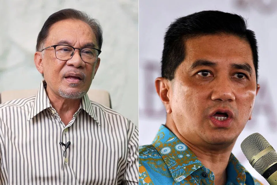 BEREBUT: Datuk Anwar (kiri sekali) dan bekas timbalannya Datuk Azmin berbalah mengenai siapa yang akan bertanding di kerusi parlimen Gombak. - Foto-foto fail