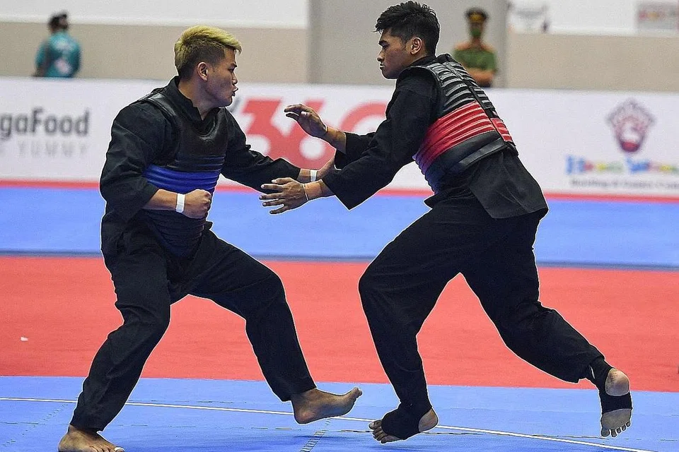 SILAT DAPAT 'LAMPU HIJAU': Pesilat Singapura, Abdul Raazaq Abdul Rashiq (kanan), ketika bersaing dalam Sukan SEA Hanoi pada Mei lalu. - Foto fail