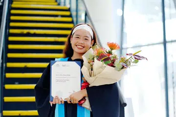 Cik Dessa Nur Khair melihat seni sebagai ruang untuk meneroka identiti dan memahami dirinya dengan lebih mendalam. Beliau kini akan melanjutkan pengajian di peringkat ijazah di Maktab Seni Lasalle selepas menamatkan Diploma Seni Halus.
