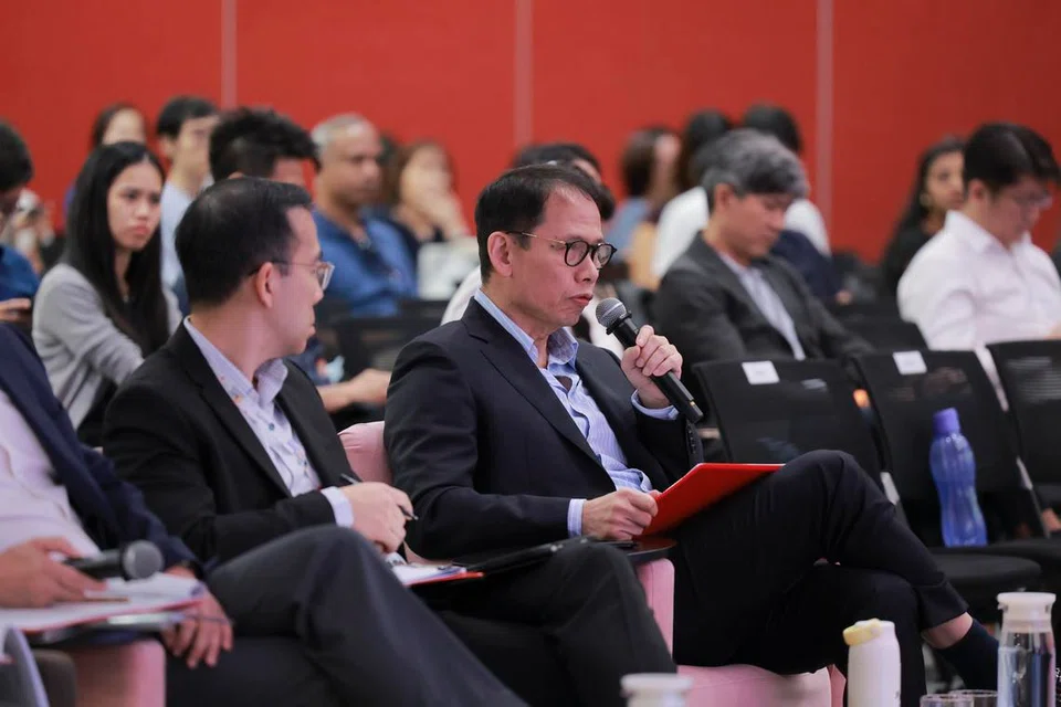 Gambar menunjukkan pengadil dan Ketua, Kesihatan & Kesejahteraan di Yayasan Temasek, Encik Kee Kirk Chuen (pegang mikrofon), pada peringkat akhir cabaran Healthcare InnoMatch 2025 yang diadakan pada 26 September lalu. 